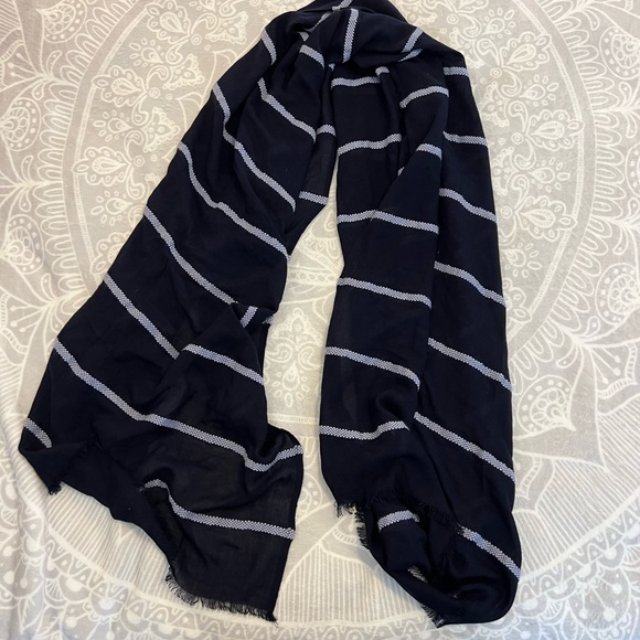 BANANA REPUBLIC SCARF NAVY BABY STRIPE GORGEOUS FREE W$75 FULL PRICE BUNDLE 324 - Picture 3 of 6